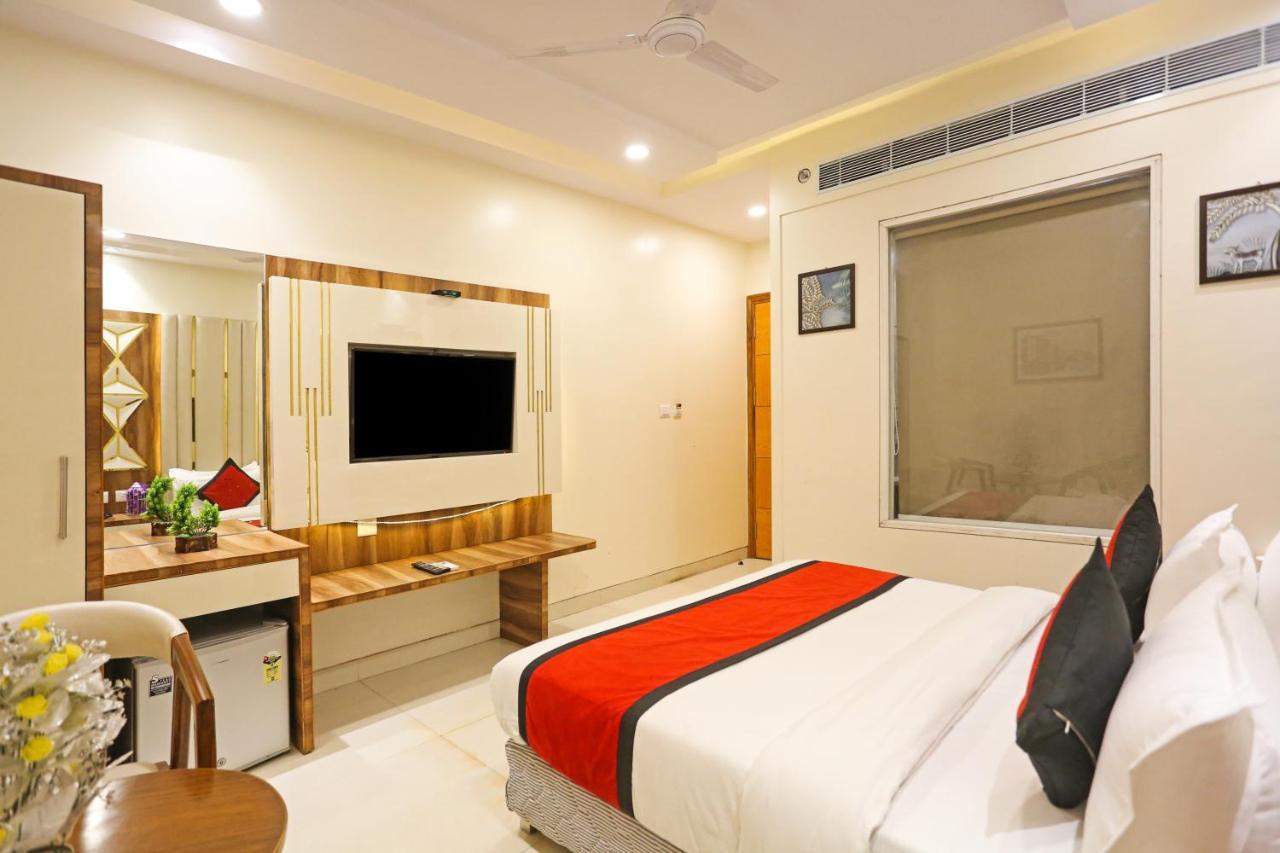 Hotel Frank Stay-newly Built Worth -2mins Walk From Rk Ashram Metro Satation 4*